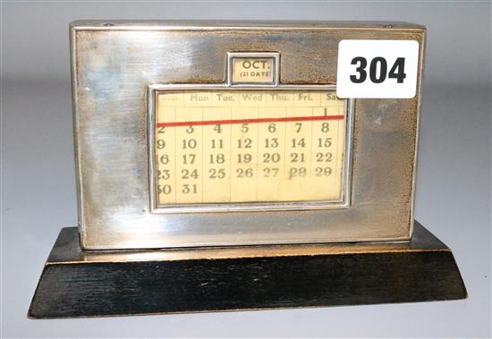 Silver mounted desk calendar